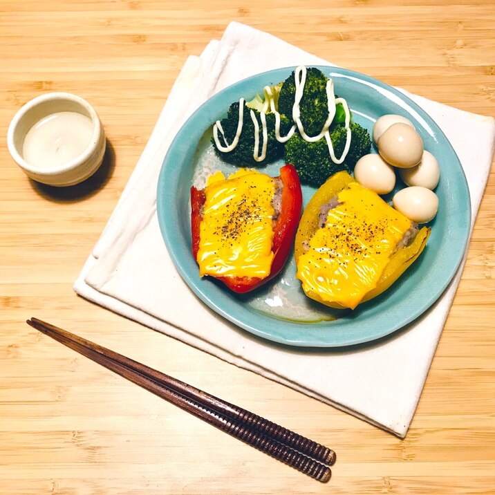 彩り鮮やか！パプリカのチーズ肉詰め